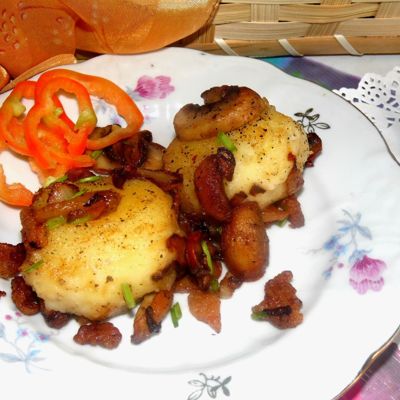 Жареные картофельные кнели со шкварками и грибами