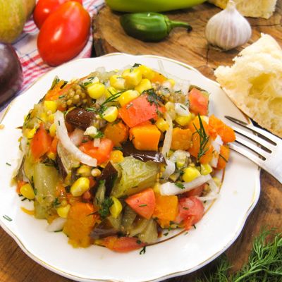 Салат из запеченных овощей с тыквой и кукурузой
