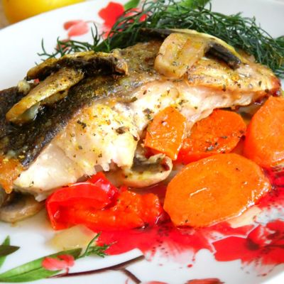Жареная рыба с овощами и грибами