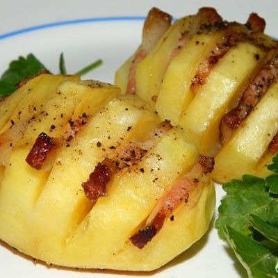 Картофель гармошкой с салом