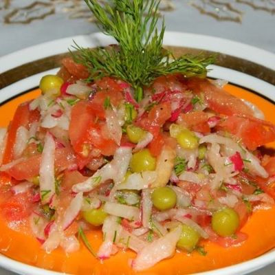 Витаминный салат с помидорами