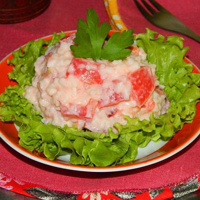 Теплый салат с помидорами и рисом