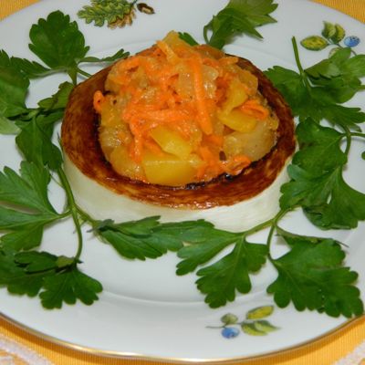 Овощной салат в кольце кабачка