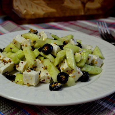 Салат из огурцов с брынзой и маслинами