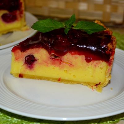 Творожный пирог с вишневым соусом
