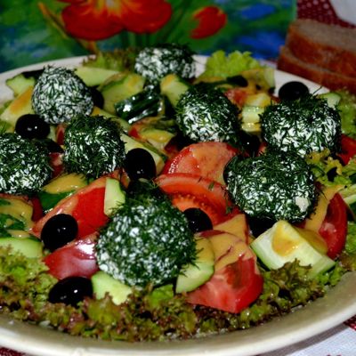 Овощной салат с творожными шариками