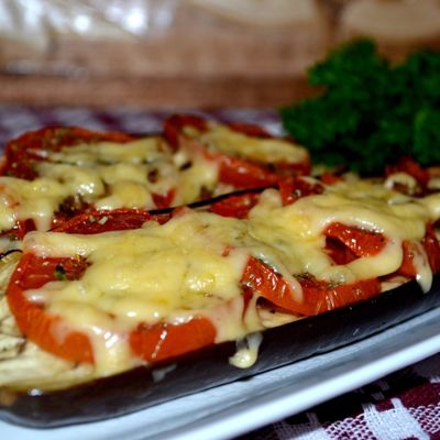 Баклажаны, запеченные с сыром и помидорами