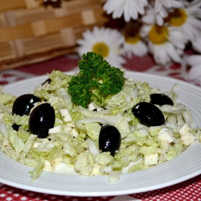 Салат из пекинской капусты с сыром и маслинами