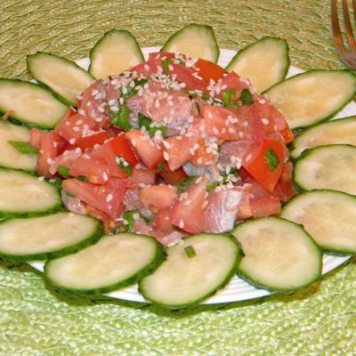 Салат с помидорами и лососем