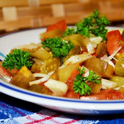 Овощной салат из соленых и свежих помидоров