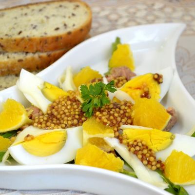 Салат с тунцом, яйцом и апельсином