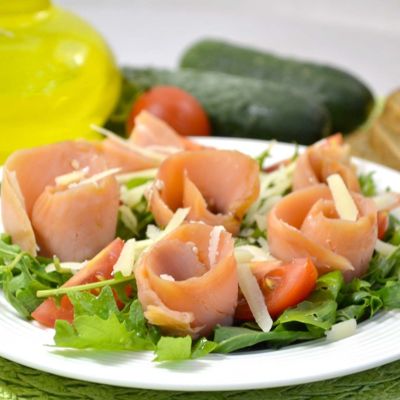 Салат с копченой рыбой и помидорами