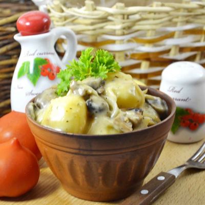 Молодая картошка с грибами и сметаной