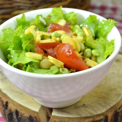Салат из зелени, овощей и копченого сыра