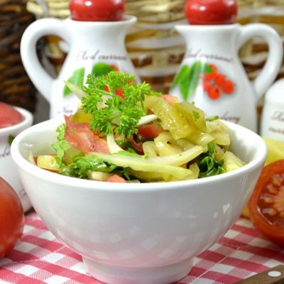 Салат из свежих овощей и квашеных огурцов