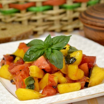 Салат с базиликом, помидорами и персиком