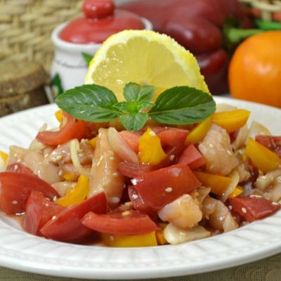 Салат из свежих овощей и соленой красной рыбы