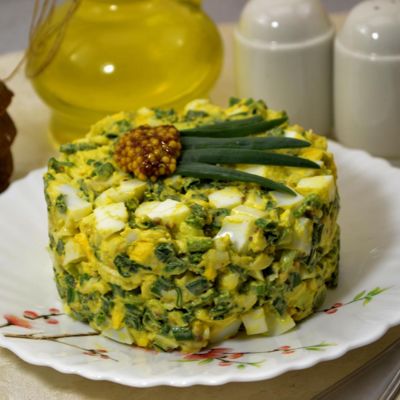 Любимый салат с зелёным луком, яйцами и сыром