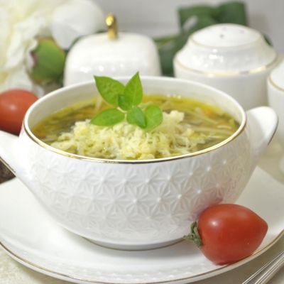 Легкий суп со шпинатом, пастой и сыром