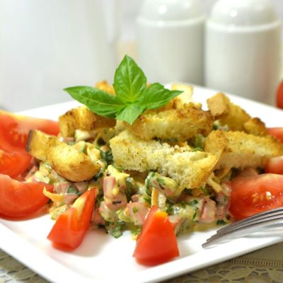 Простой и вкусный салат Обжорка с сухариками