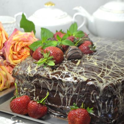 Удивительно вкусный шоколадный торт с клубникой и сметанным кремом ко Дню рождения