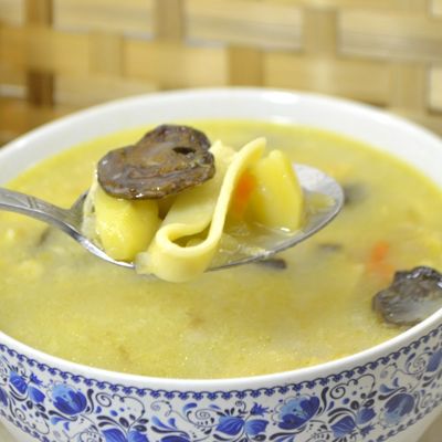 Очень нежный сливочный суп из сушеных грибов с домашней лапшой