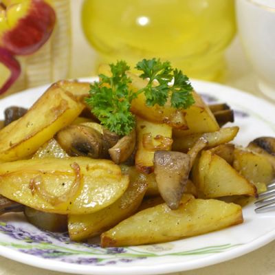 Вкусный ужин - картошка фри с грибами и луком
