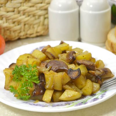 Картошка с белыми грибами и луком на сковороде - пальчики оближешь