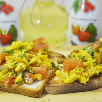 Хрустящие тосты с яйцами скрамбл, зеленью и томатами - очень вкусный завтрак