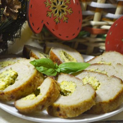 Замечательная закуска из куриного фарша к новогоднему столу - рулет с пикантной начинкой