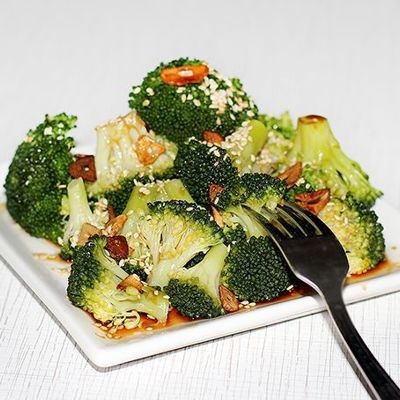 Теплый салат из брокколи с кунжутом