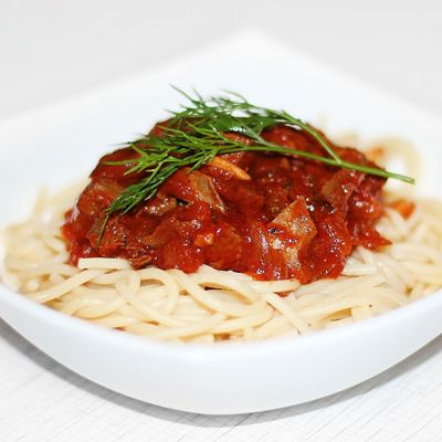 Спагетти с говяжьим сердцем в томатном соусе