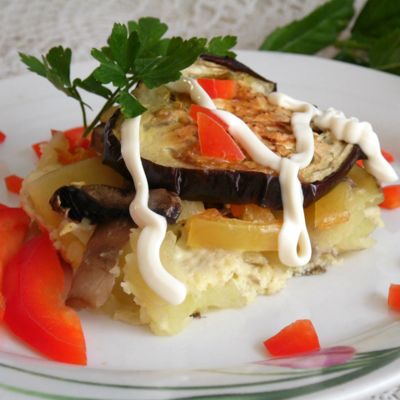 Картофель, запеченный с грибами и овощами