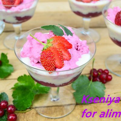 Творожный десерт с ягодами
