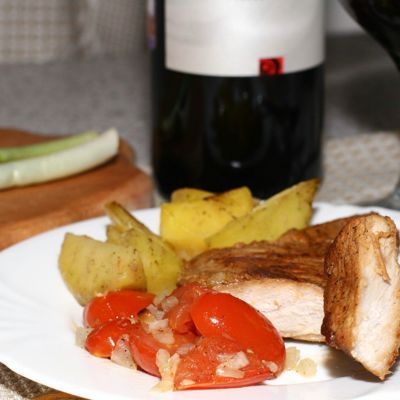 Сочная свинина в лаймовом маринаде с гарниром из картофеля и помидор