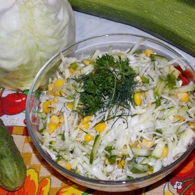 Салат с капустой, кукурузой и огурцом