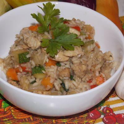 Рис с курицей, овощами и соевым соусом