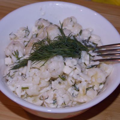 Салат из цветной капусты с сыром и чесноком