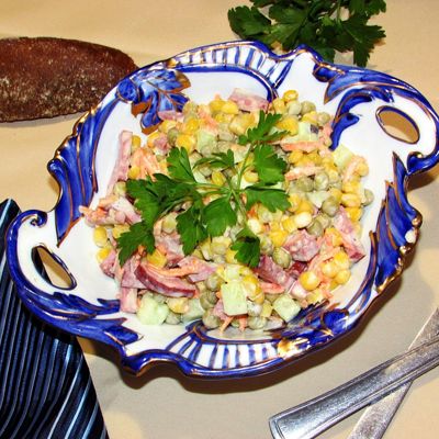 Салат с копченой колбасой, кукурузой и зеленым горошком