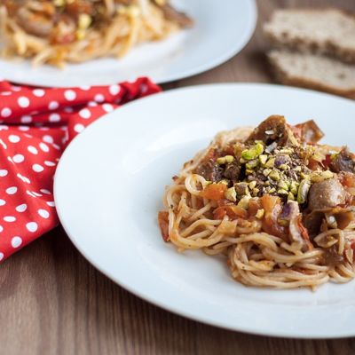 Спагетти с помидорами, грибами и фисташками