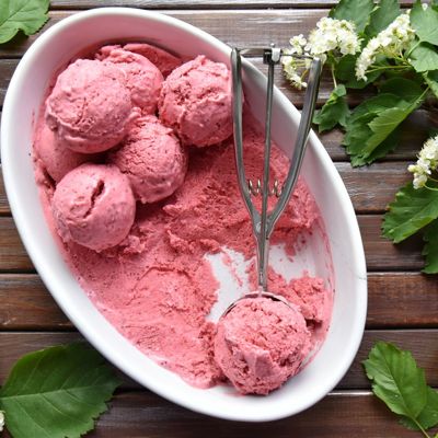 Клубничное мороженое со сливками и сиропом из лепестков роз