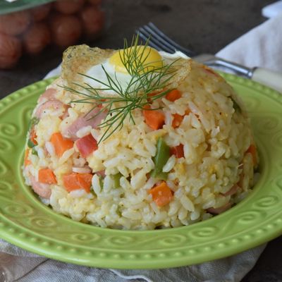 Жареный рис с сосисками и овощами