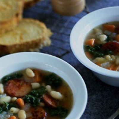 Суп с белой фасолью, капустой и пармезаном