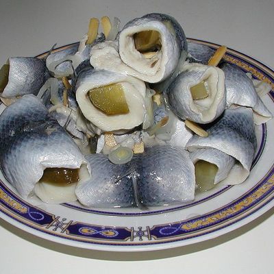 Рулетики из селёдки с маринованными огурцами, грибами и луком