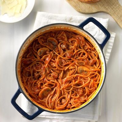 Спагетти с фаршем, грибами и сыром под томатным соусом
