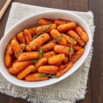 Запечённая мини-морковь - простейший и яркий гарнир