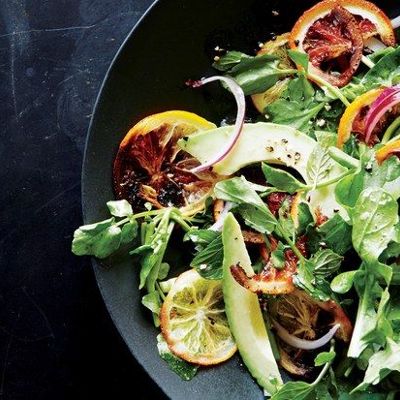 Тёплый цитрусовый салат с авокадо за 25 минут