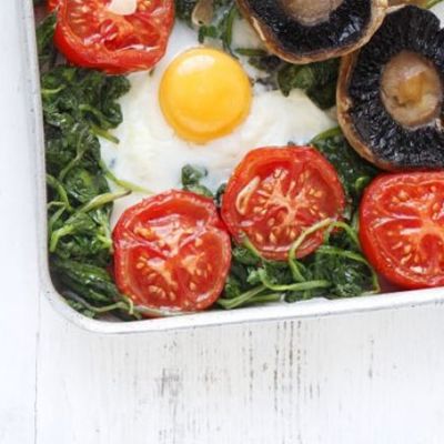 Полезный завтрак из помидоров, яиц и грибов в духовке