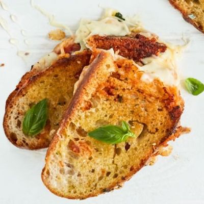 Идеальный завтрак: итальянский тост с моцареллой и базиликом