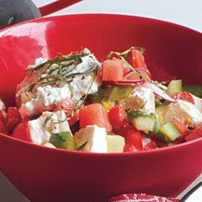 Быстрый овощной салат с арбузом и фетой